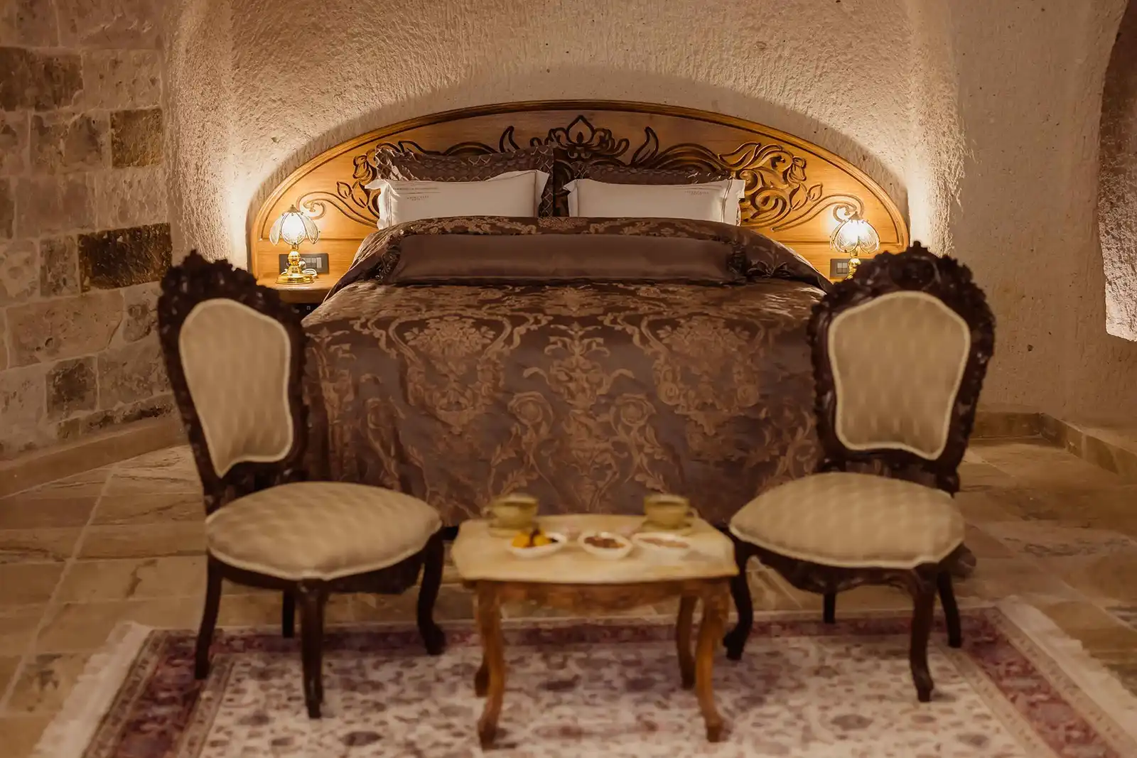 Mağara sessizliğinde lüks spa alanı