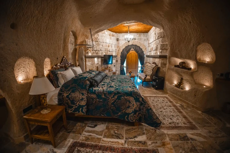 rooms-Senior-Cave-Suites-208-004