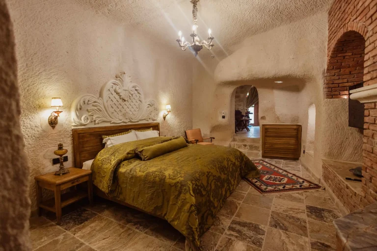 rooms-Senior-Cave-Suites-210-006