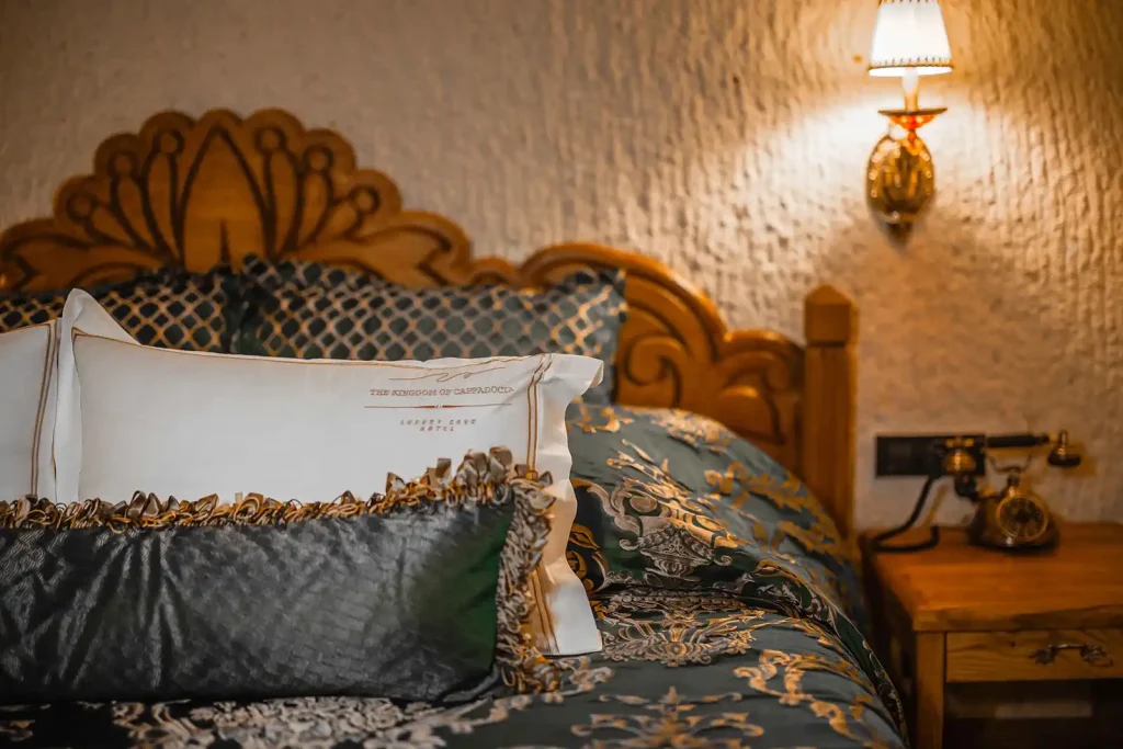 rooms-Junior-Cave-Suites-209-009-1600