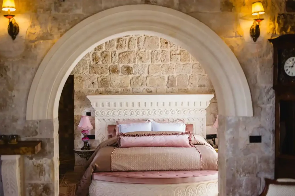 rooms-Royal-Cave-Suites-307-003-1600