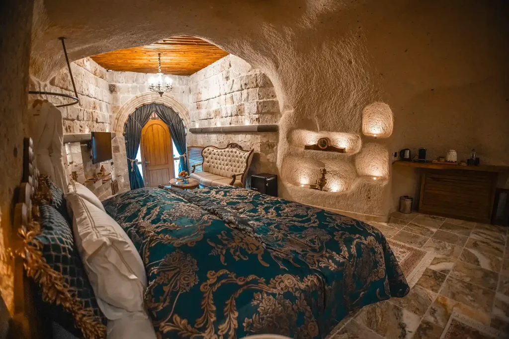 rooms-Senior-Cave-Suites-208-005-1600