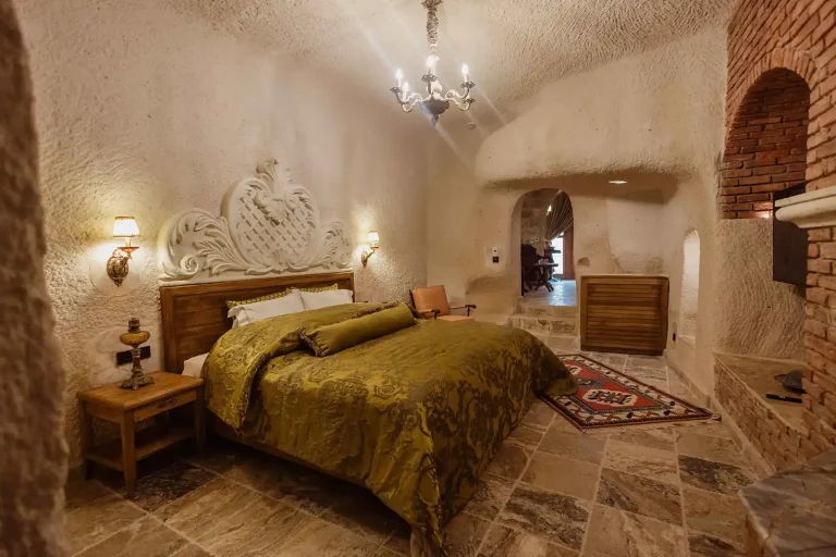 rooms-Senior-Cave-Suites-210-006-1600